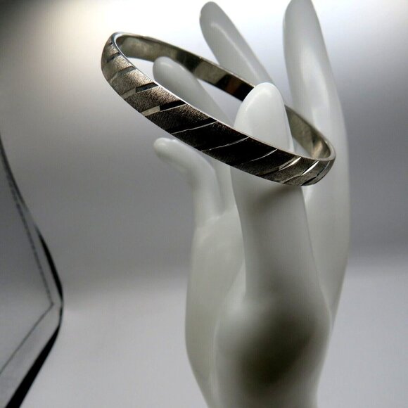 Monet Bracelet Silver Tone Thin Bangle Cuff Etched Polished 7" Slide On Vintage - Picture 2 of 7